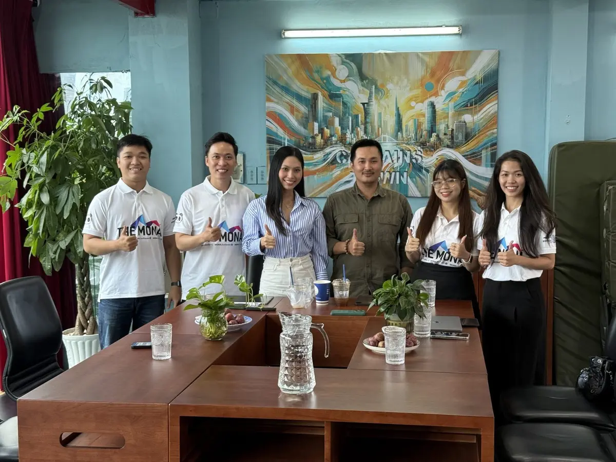 Đội MONA chụp ảnh cùng khách hàng tại văn phòng của khách sau buổi làm việc