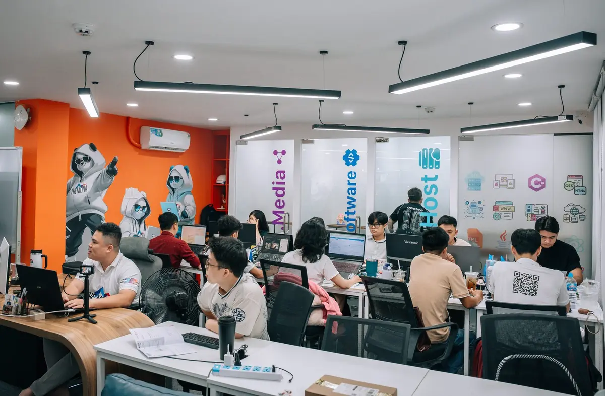 Sàn văn phòng The MONA Group với biển Mona.Media, Mona.Software, Mona.Host và đội ngũ đang làm việc