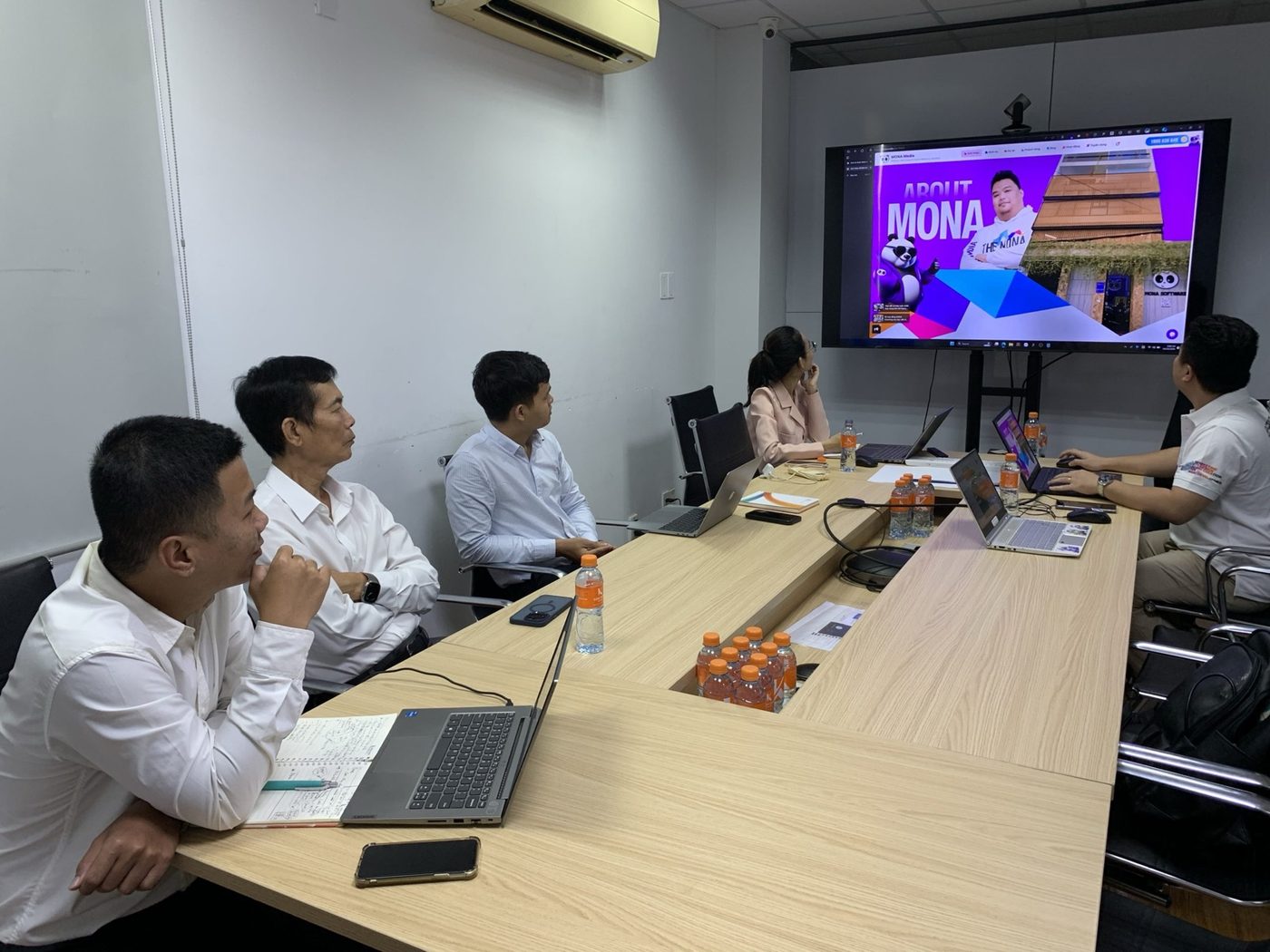 Đội MONA họp với khách hàng doanh nghiệp, trình bày giải pháp trên màn hình lớn